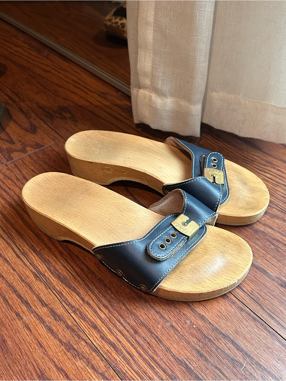 VINTAGE Dr Scholl's 7 Original 70s
Exercise Sandals - Wood & Navy Leather